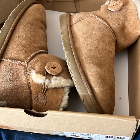 UGGS W MINI BAILEY BUTTON - Picture 5 of 6